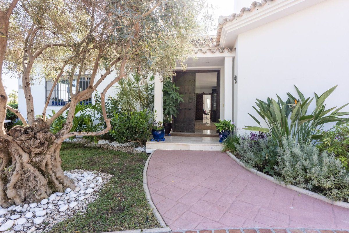 5 Bed Detached Villa in El Rosario