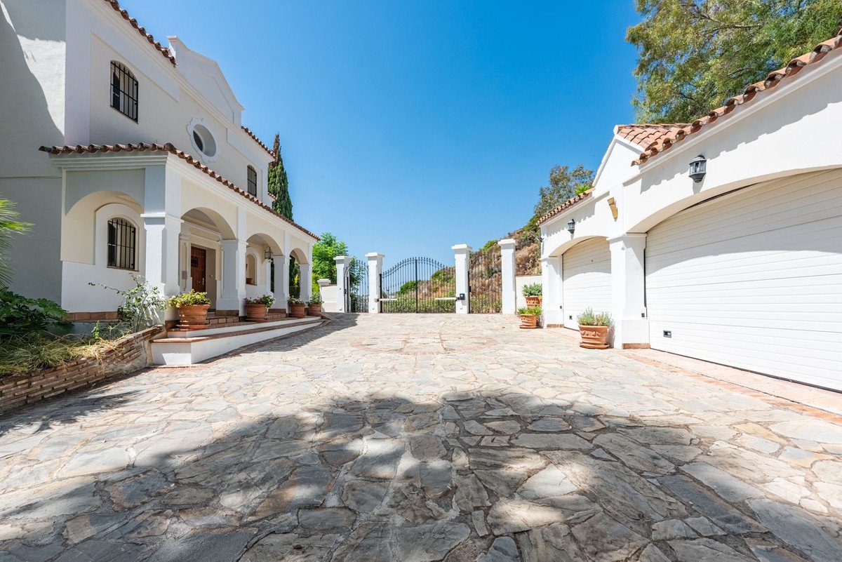 5 Bed Detached Villa in Nueva Andalucía