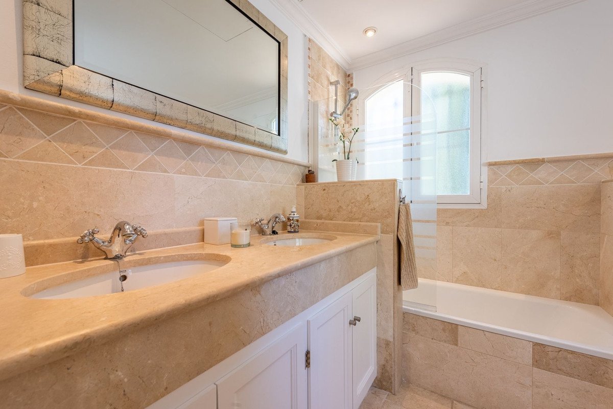 5 Bed Detached Villa in Nueva Andalucía