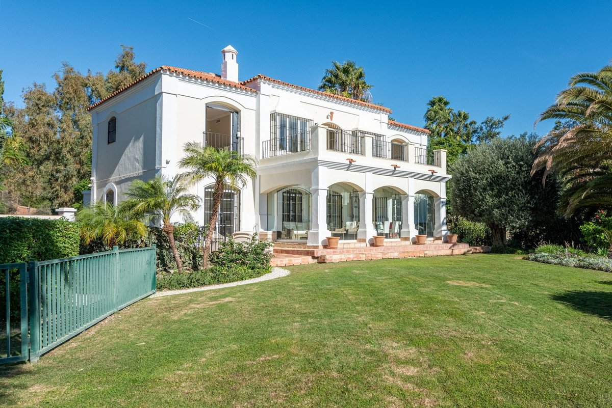5 Bed Detached Villa in Nueva Andalucía