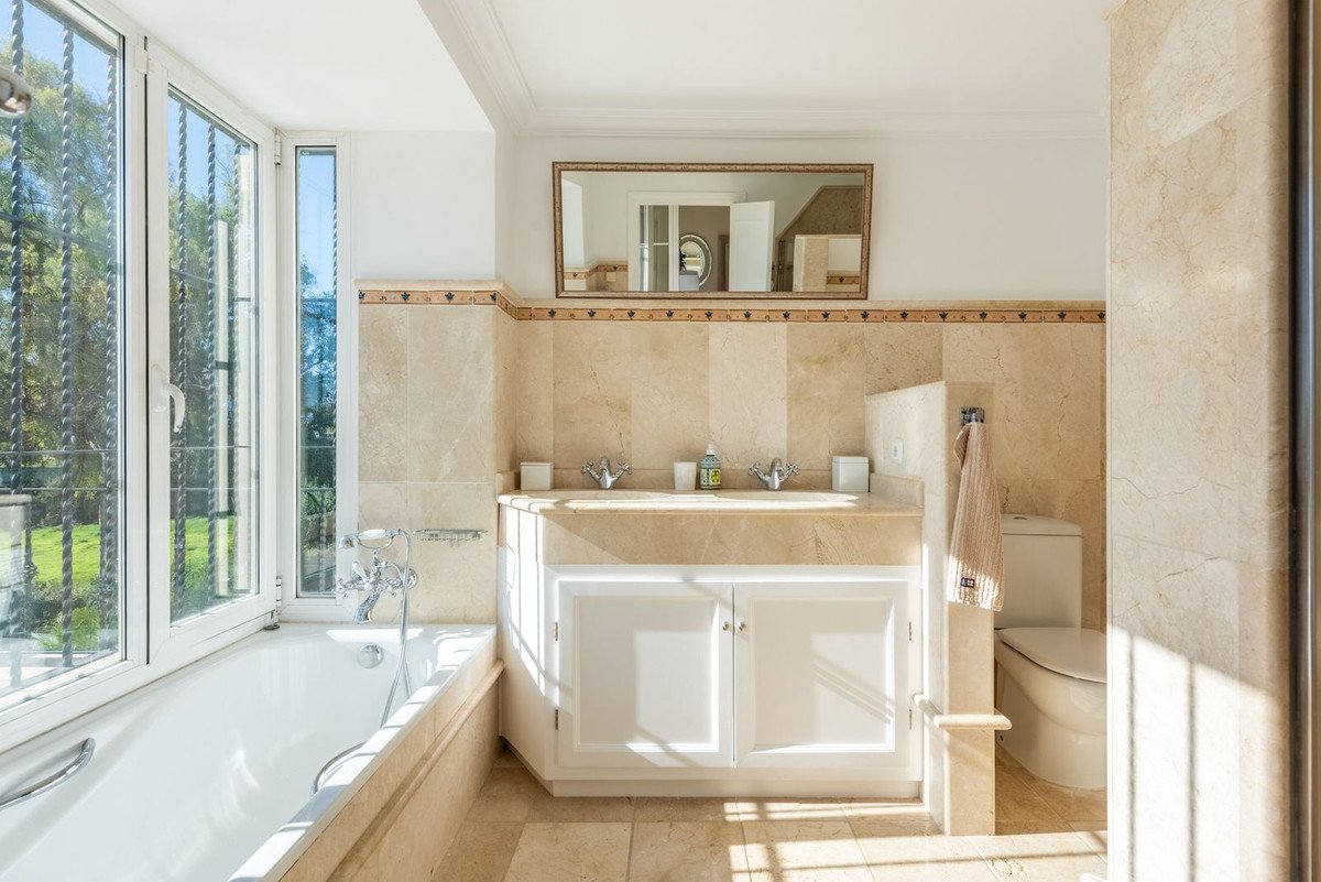 5 Bed Detached Villa in Nueva Andalucía