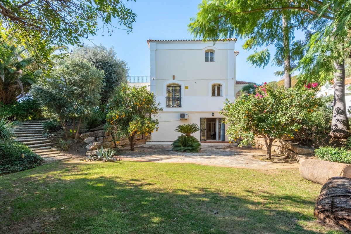 5 Bed Detached Villa in Nueva Andalucía