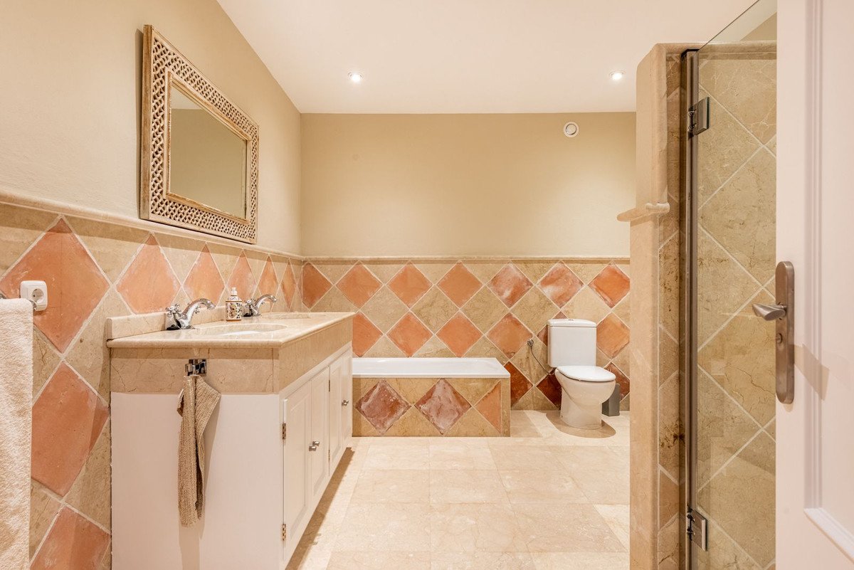 5 Bed Detached Villa in Nueva Andalucía