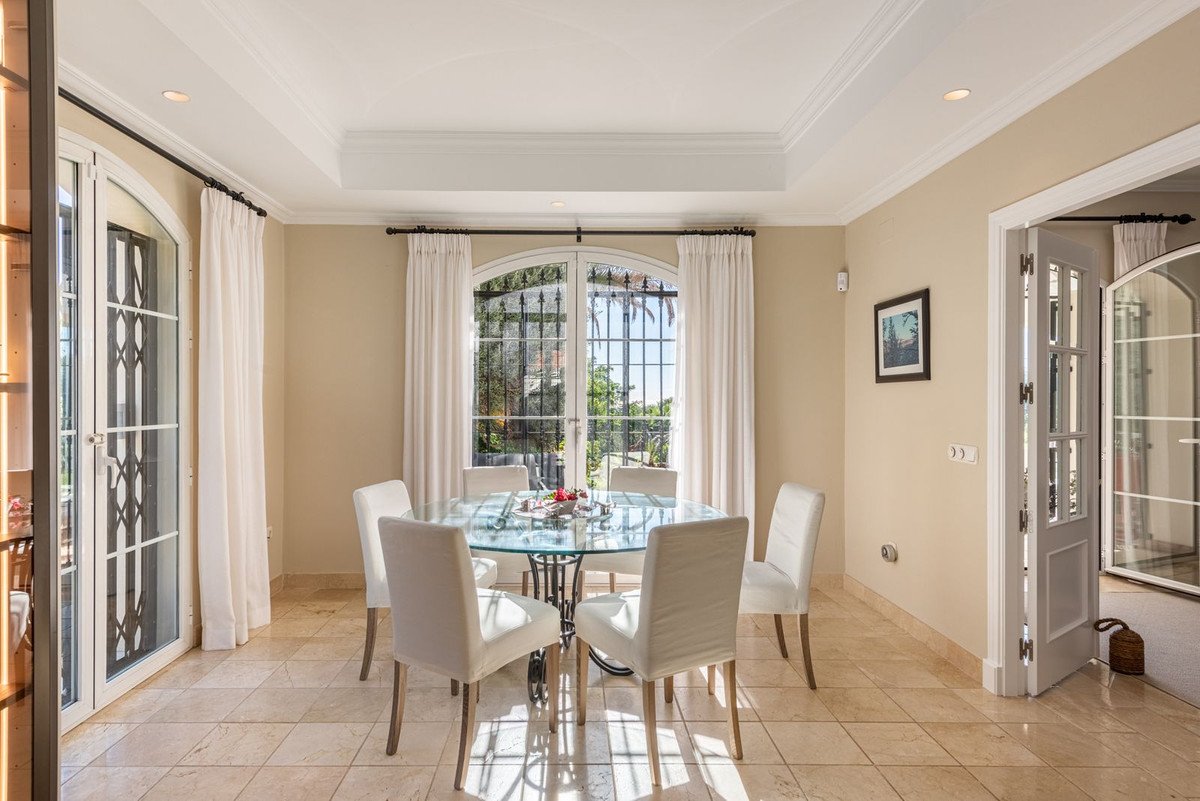 5 Bed Detached Villa in Nueva Andalucía