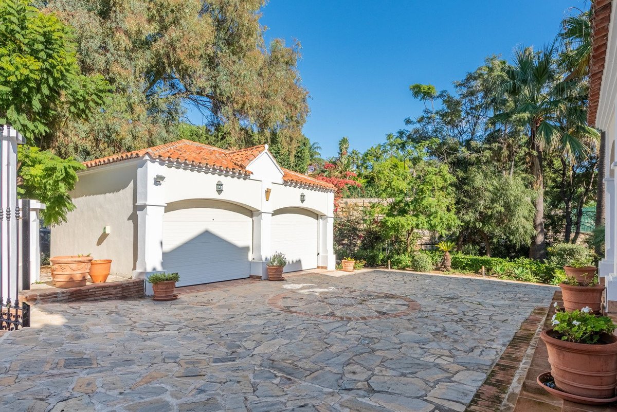 5 Bed Detached Villa in Nueva Andalucía