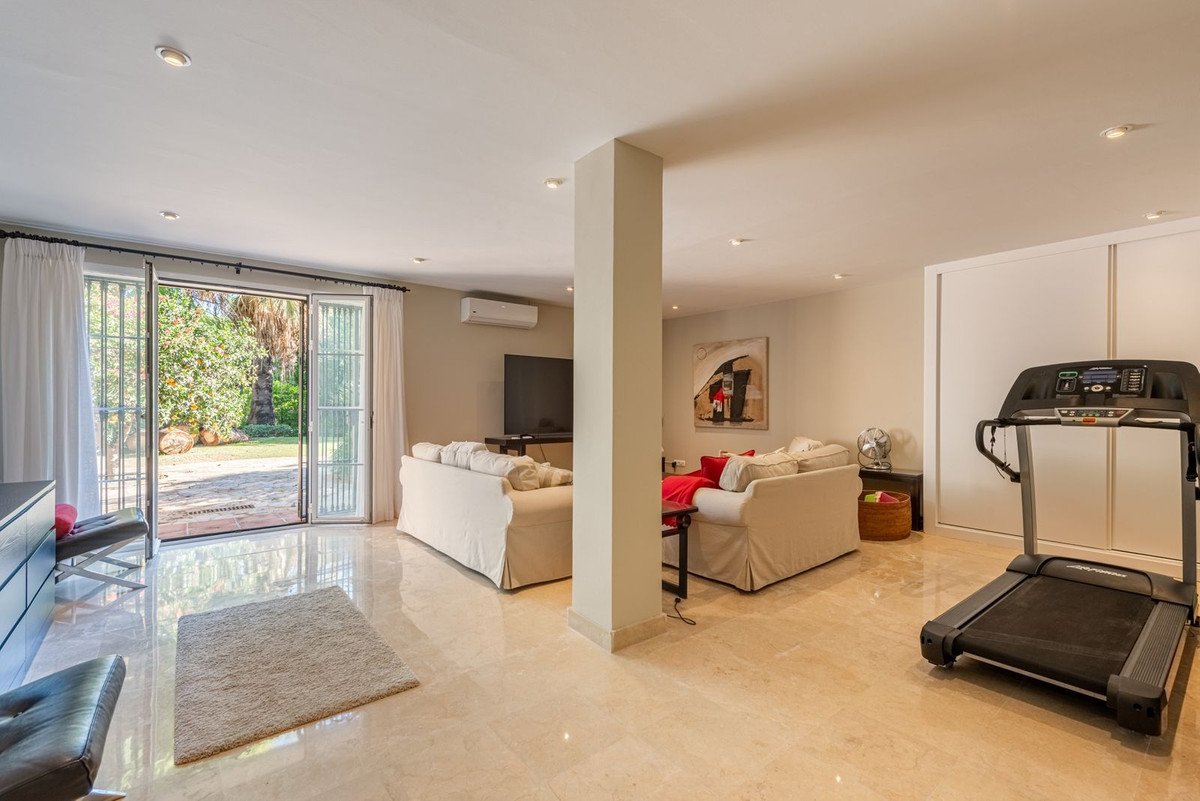 5 Bed Detached Villa in Nueva Andalucía