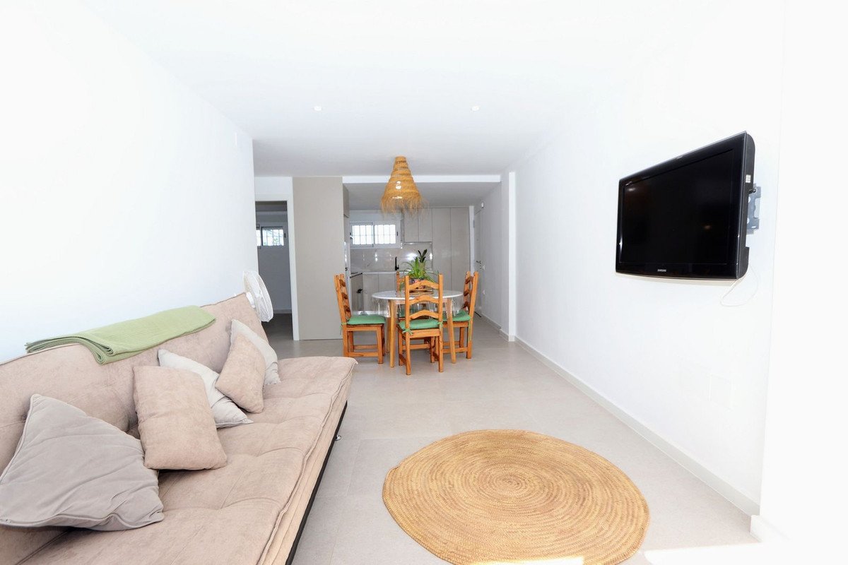 2 Bed Middle Floor Apartment in Mil Palmeras