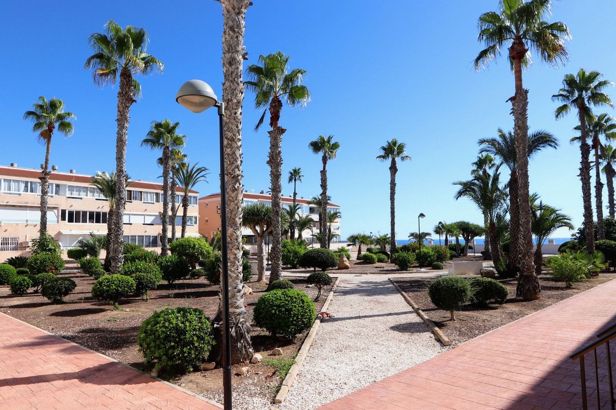 2 Bed Middle Floor Apartment in Mil Palmeras