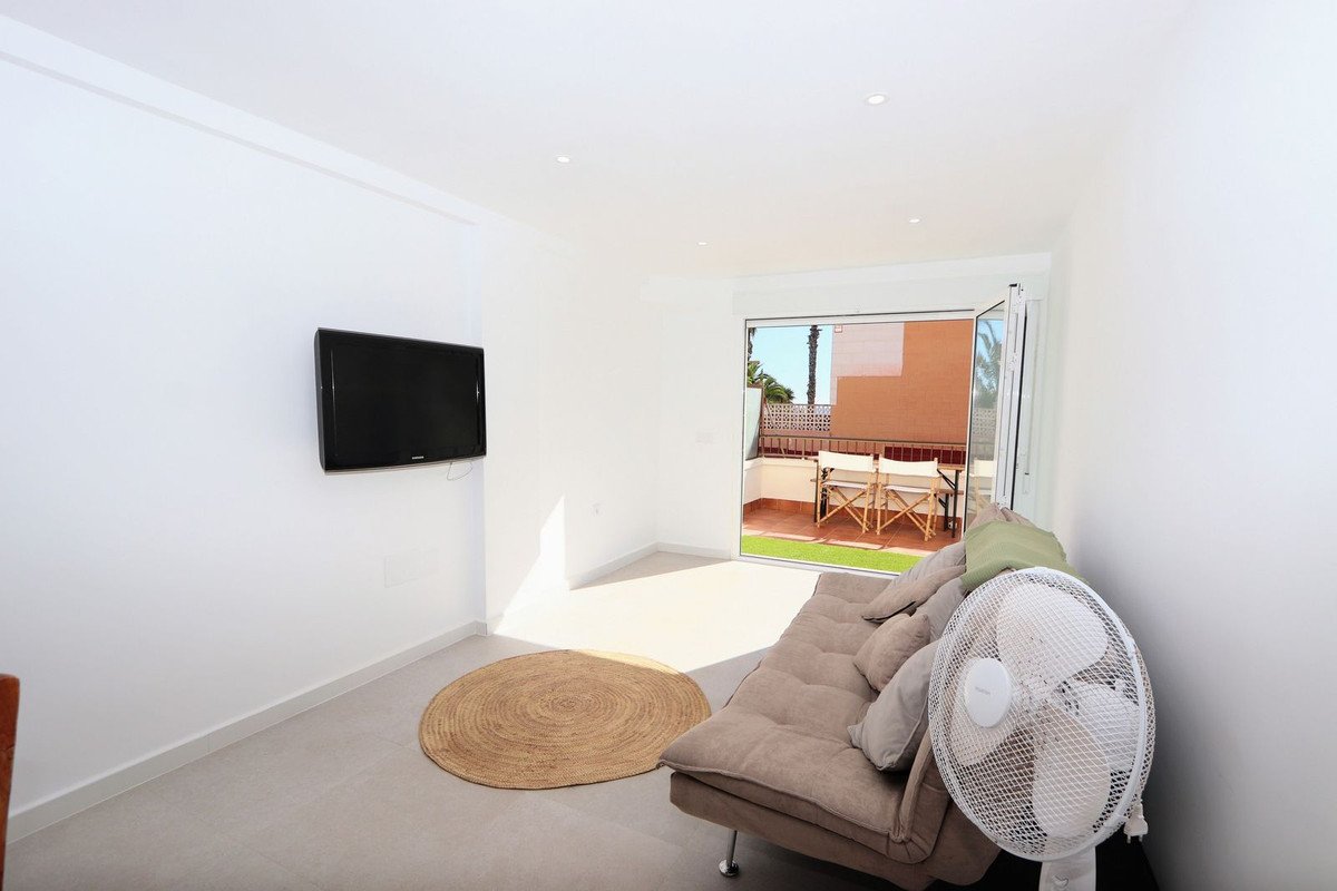 2 Bed Middle Floor Apartment in Mil Palmeras