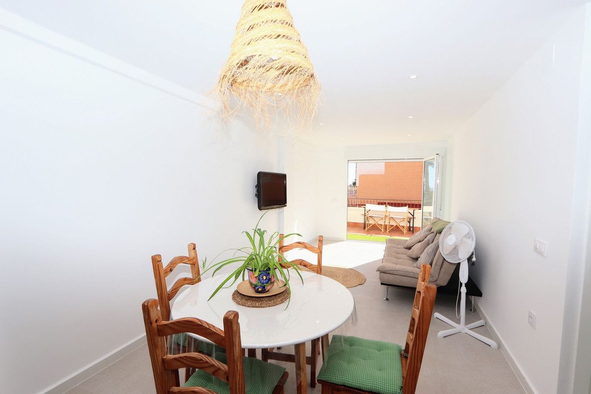 2 Bed Middle Floor Apartment in Mil Palmeras
