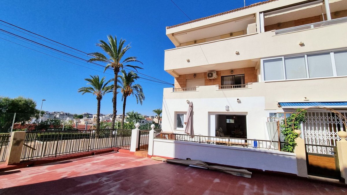 2 Bed Middle Floor Apartment in Mil Palmeras