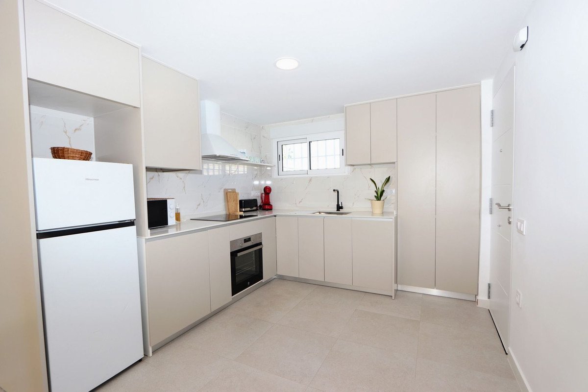 2 Bed Middle Floor Apartment in Mil Palmeras