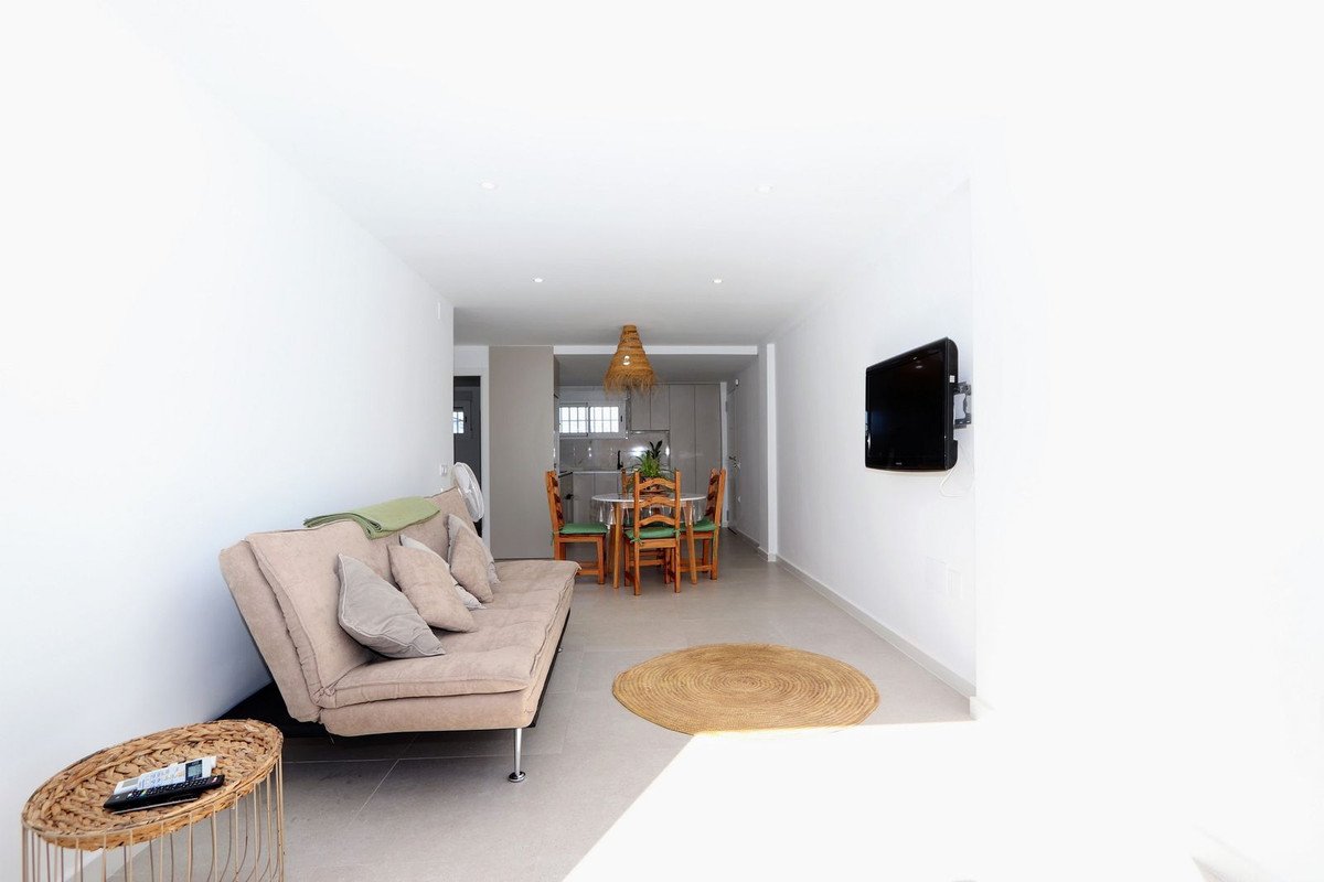 2 Bed Middle Floor Apartment in Mil Palmeras