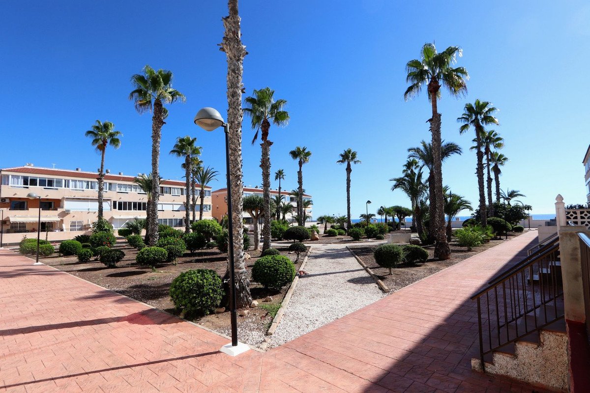 2 Bed Middle Floor Apartment in Mil Palmeras