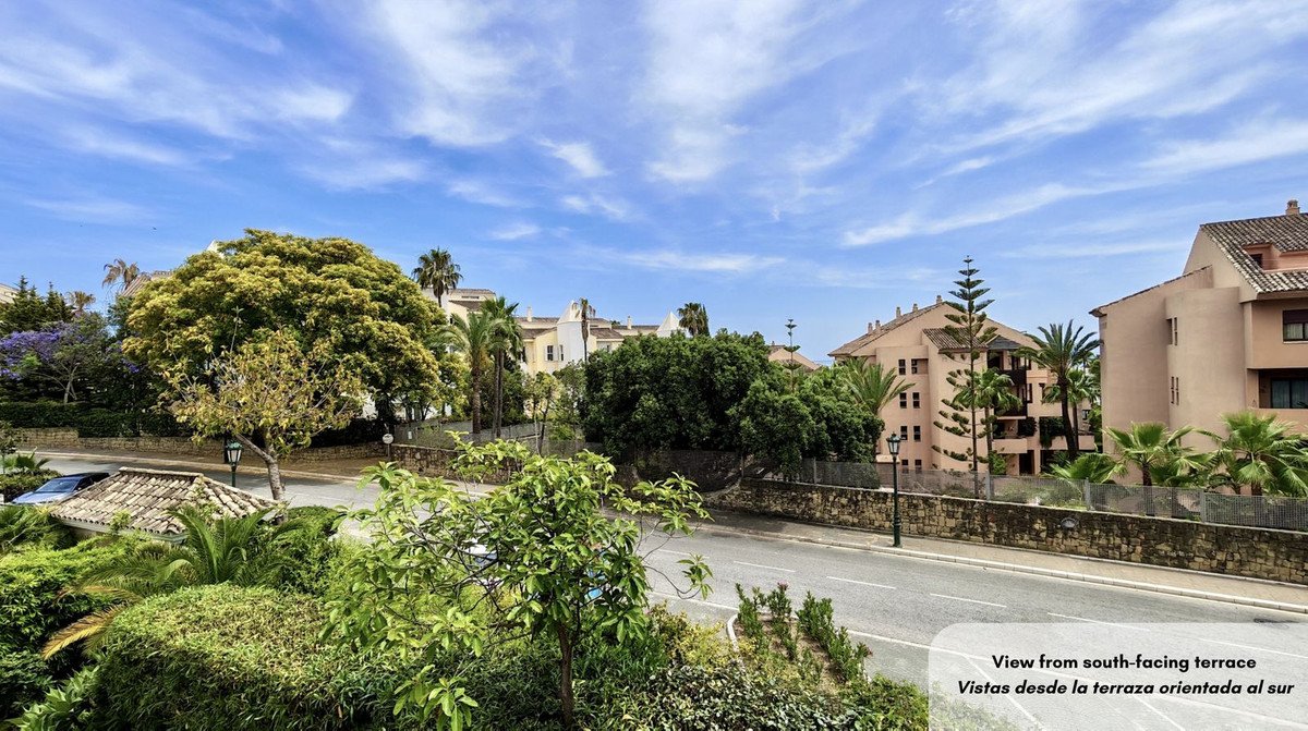 3 Bed Middle Floor Apartment in Bahía de Marbella