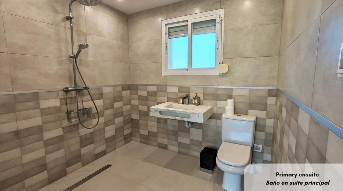 3 Bed Middle Floor Apartment in Bahía de Marbella