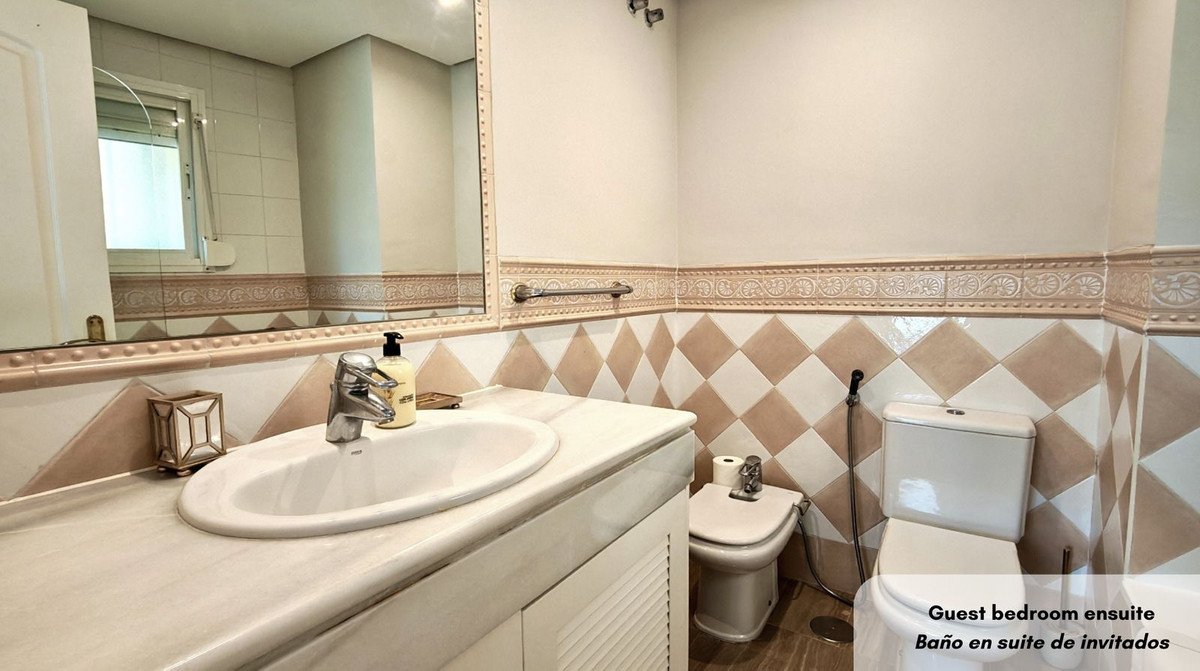 3 Bed Middle Floor Apartment in Bahía de Marbella
