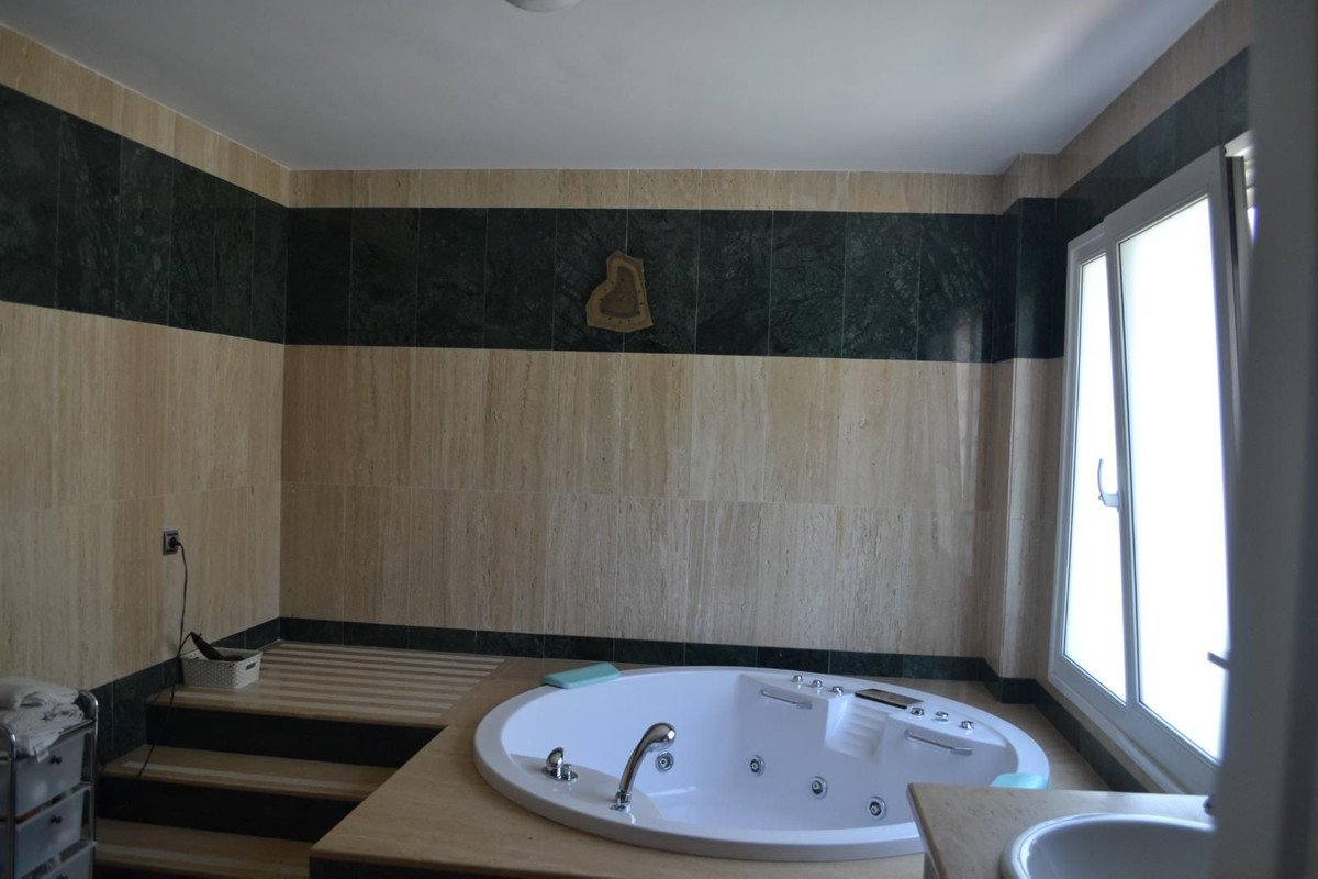 7 Bed Detached Villa in Alhaurín de la Torre