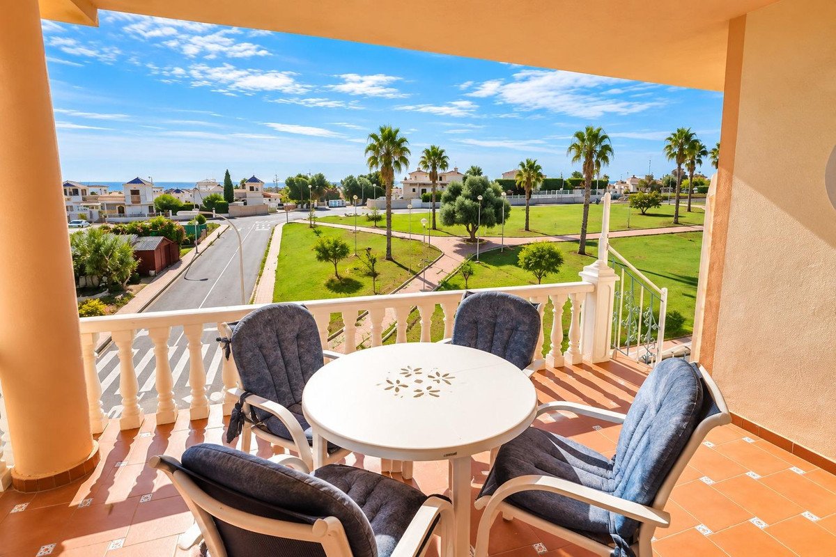 2 Bed Ground Floor Apartment in Los Altos