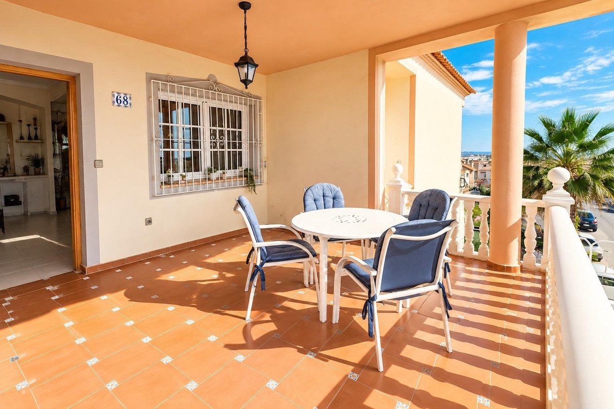 2 Bed Ground Floor Apartment in Los Altos