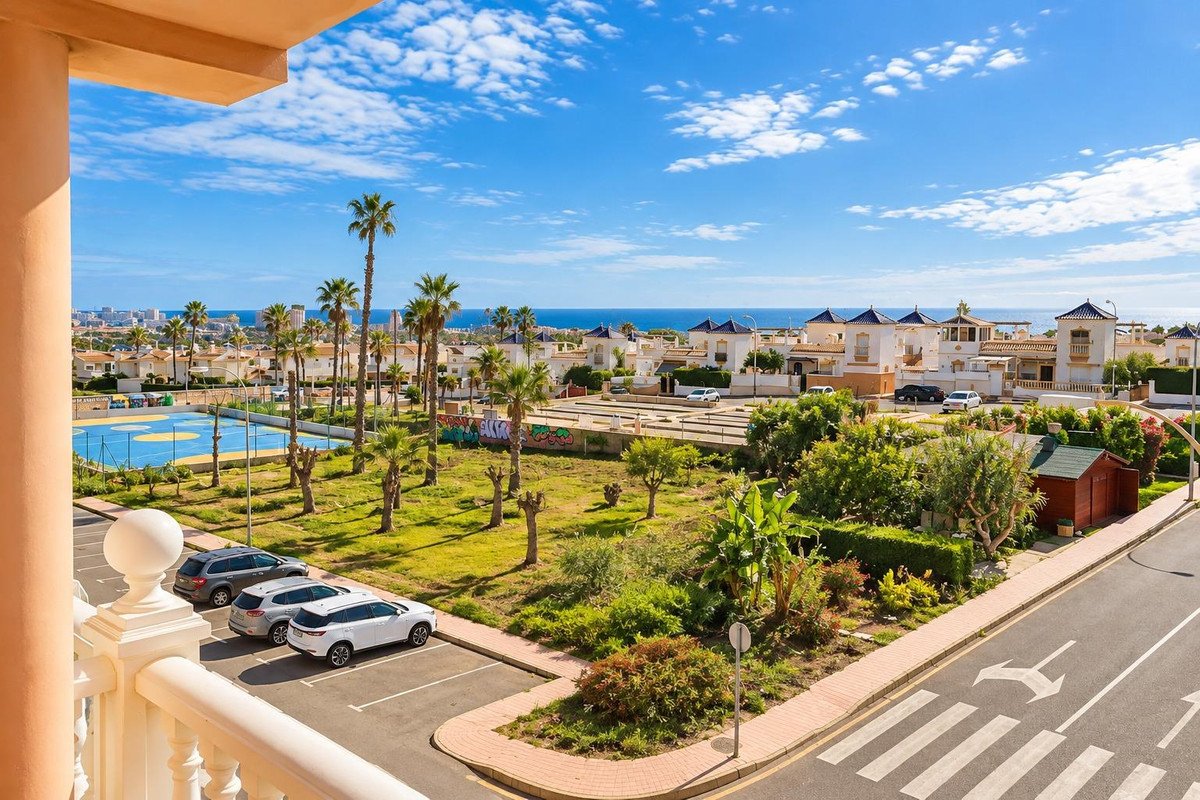 2 Bed Ground Floor Apartment in Los Altos