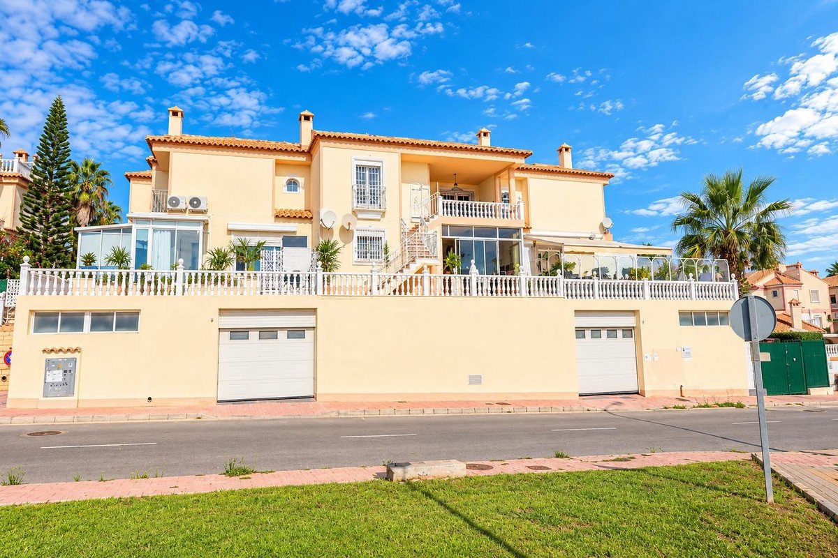 2 Bed Ground Floor Apartment in Los Altos