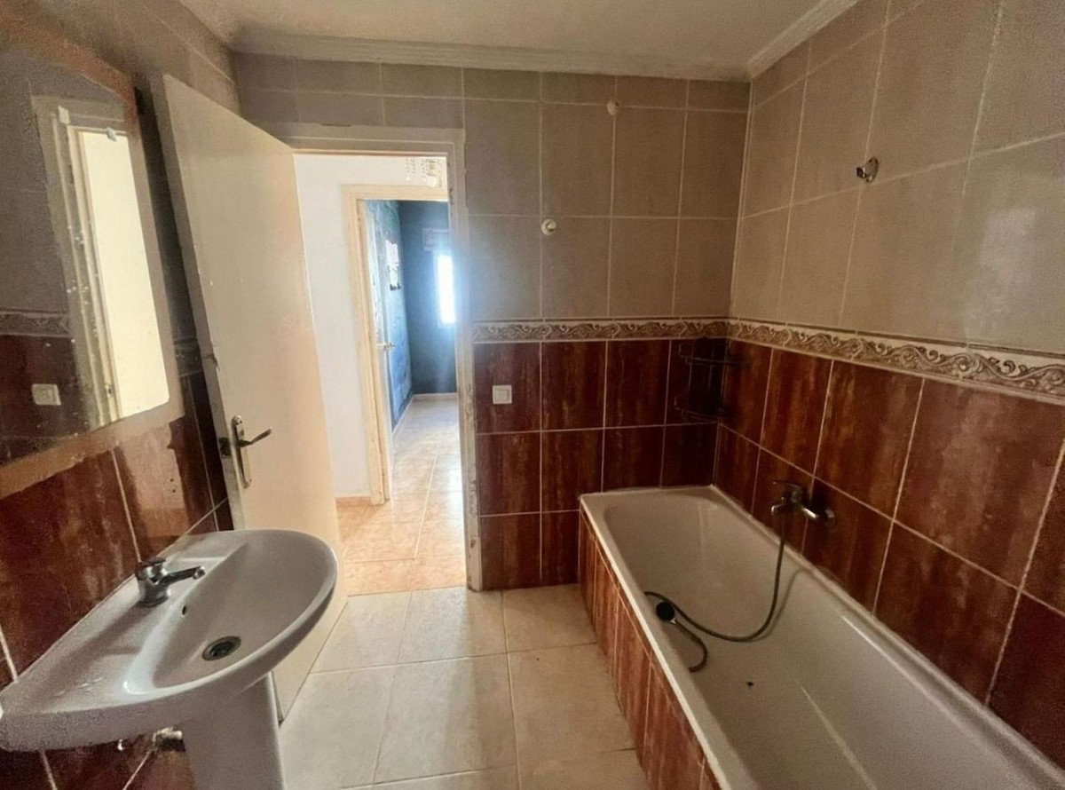 3 Bed Middle Floor Apartment in Estepona