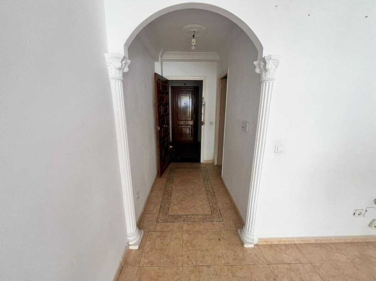 3 Bed Middle Floor Apartment in Estepona