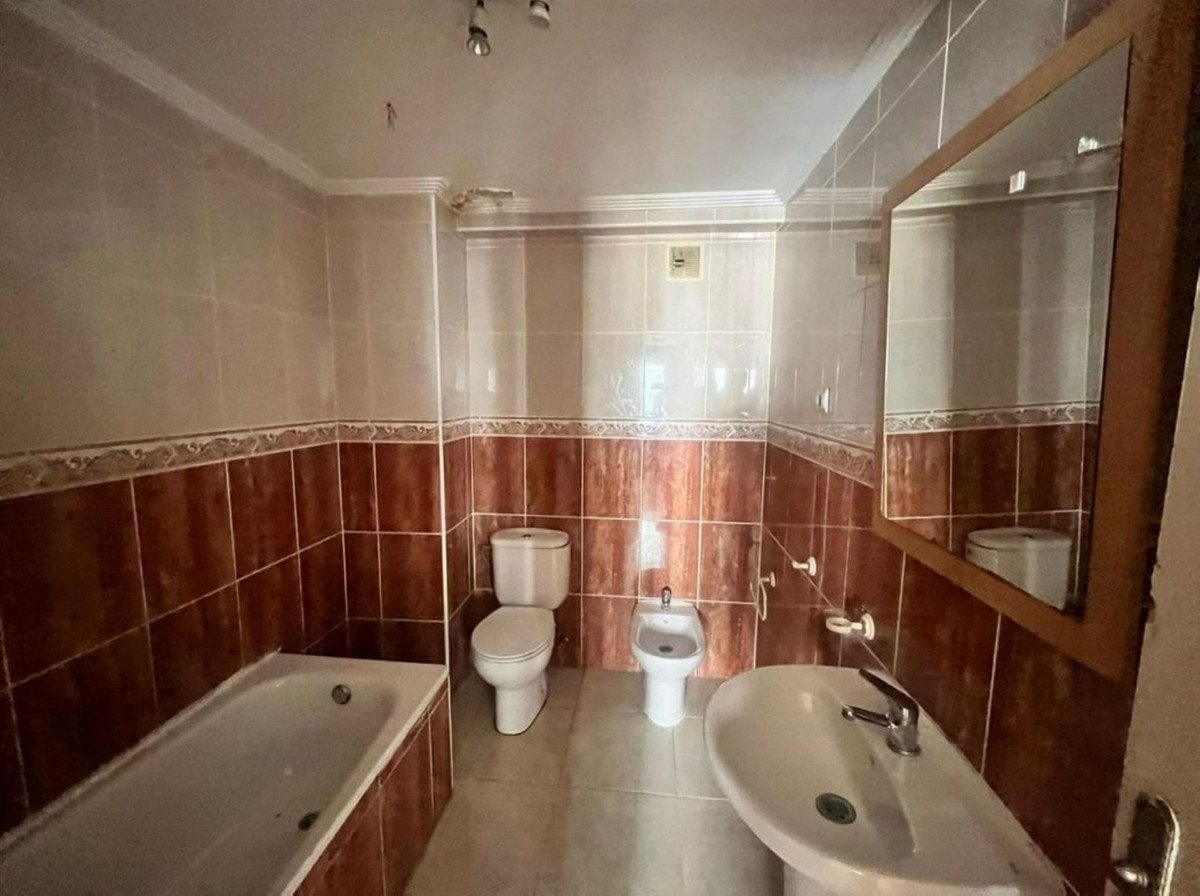 3 Bed Middle Floor Apartment in Estepona