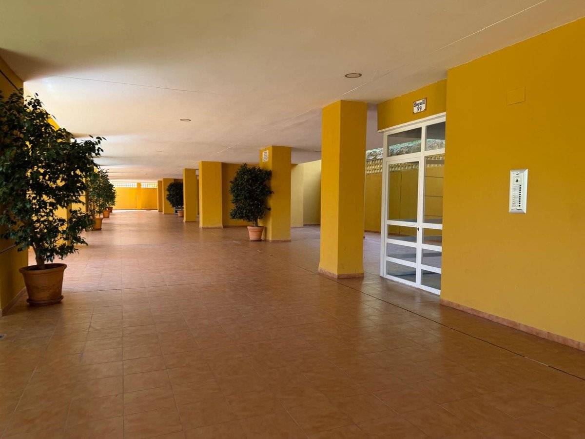 2 Bed Middle Floor Apartment in Estepona