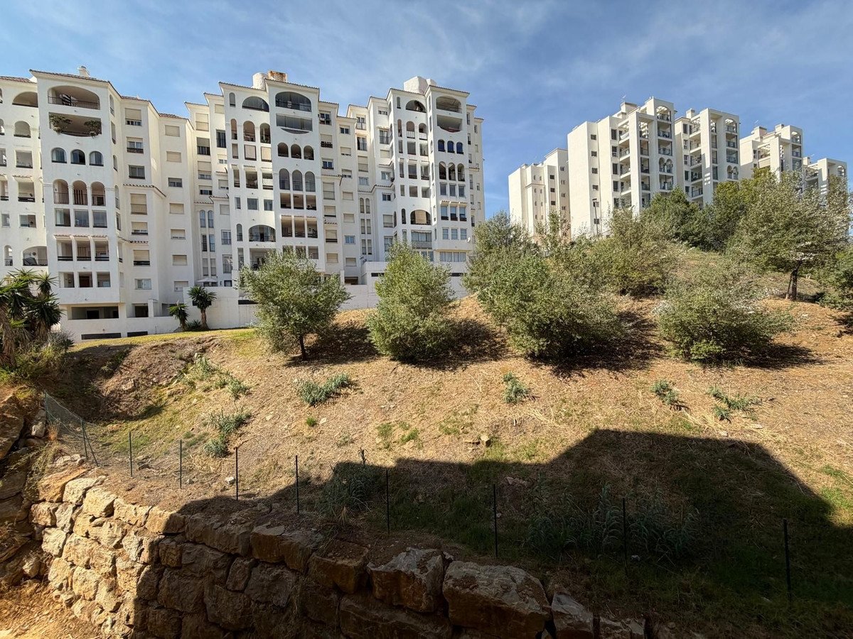 2 Bed Middle Floor Apartment in Estepona