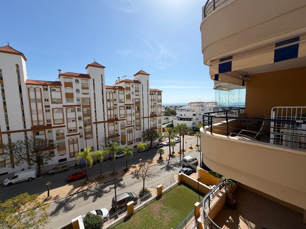 2 Bed Middle Floor Apartment in Estepona