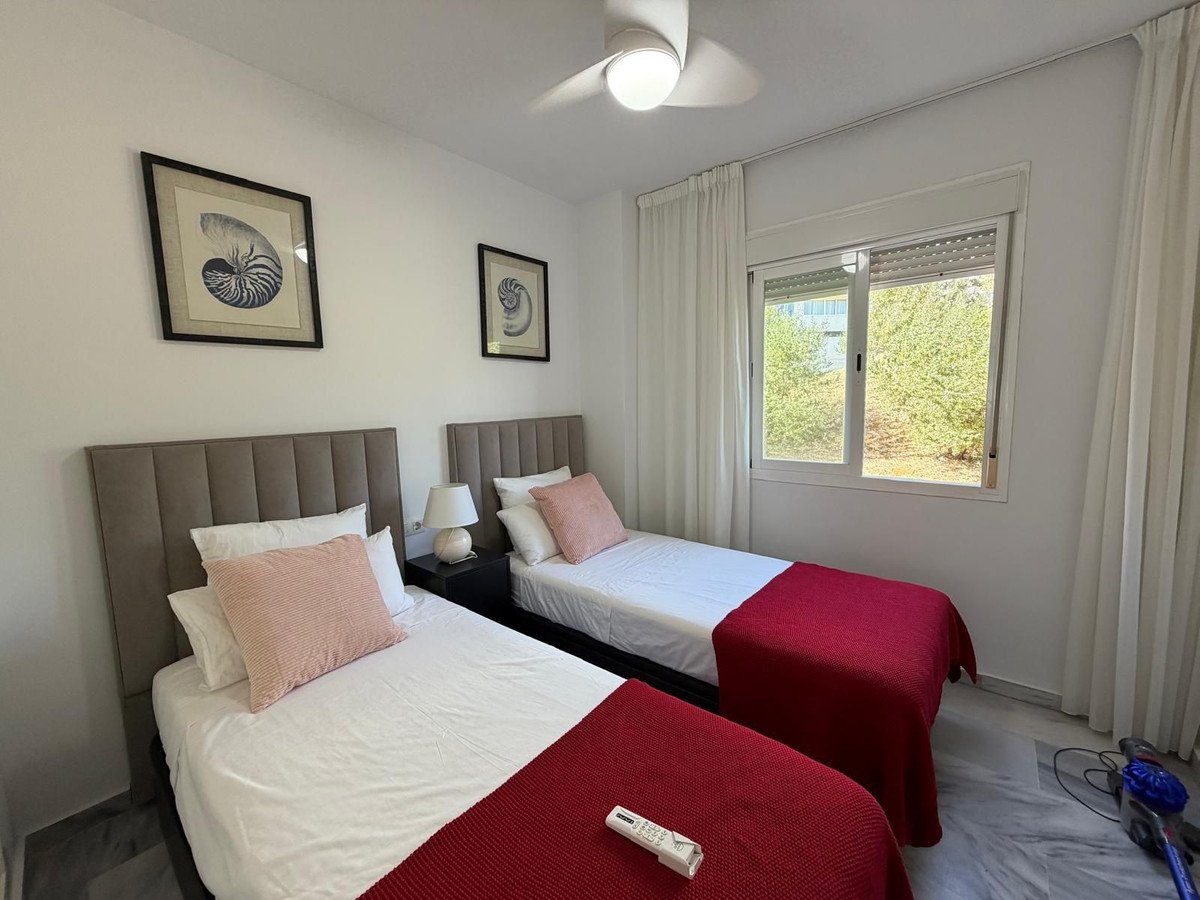 2 Bed Middle Floor Apartment in Estepona