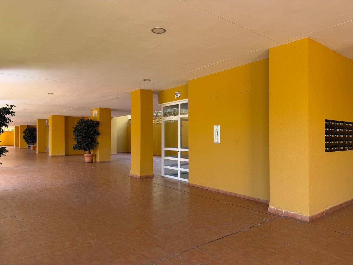 2 Bed Middle Floor Apartment in Estepona