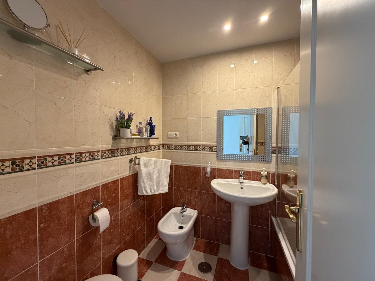 2 Bed Middle Floor Apartment in Estepona