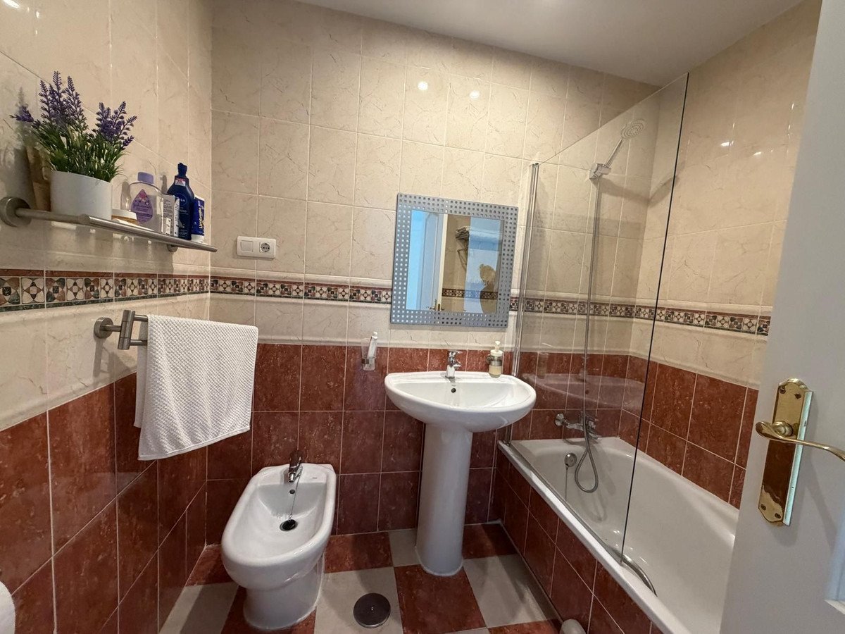 2 Bed Middle Floor Apartment in Estepona