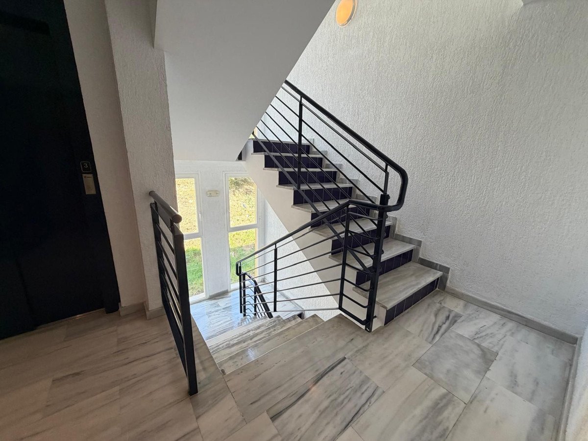 2 Bed Middle Floor Apartment in Estepona
