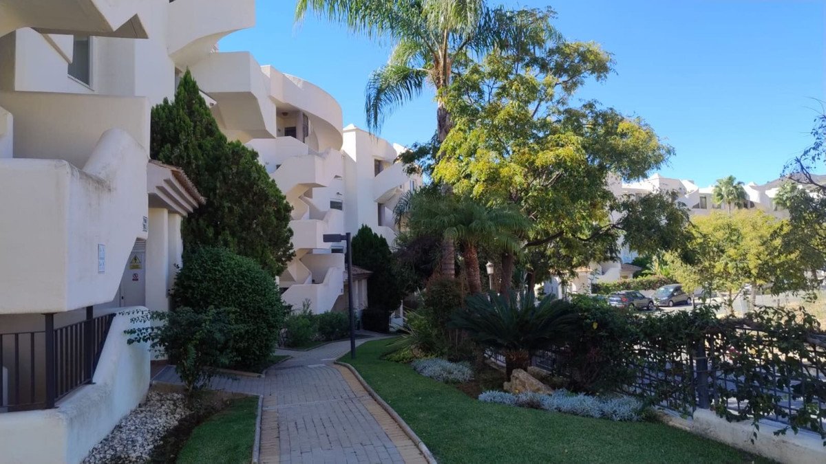 3 Bed Middle Floor Apartment in Elviria