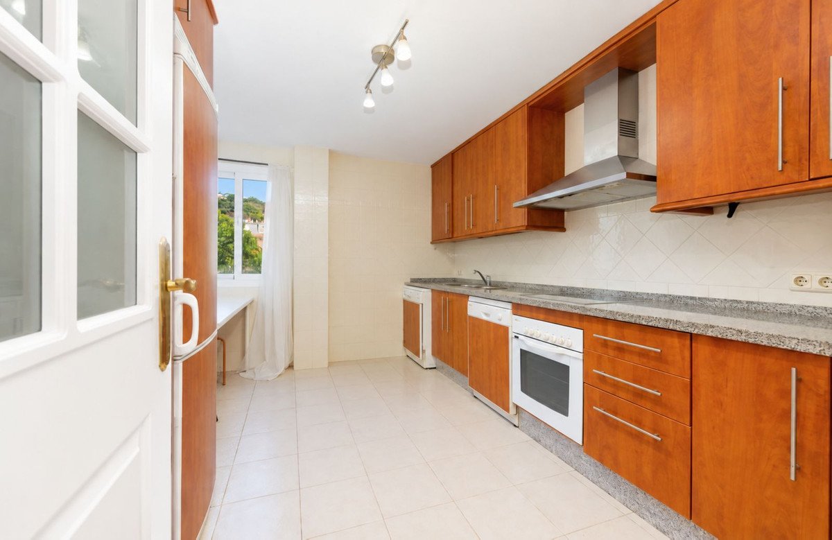 3 Bed Middle Floor Apartment in Elviria