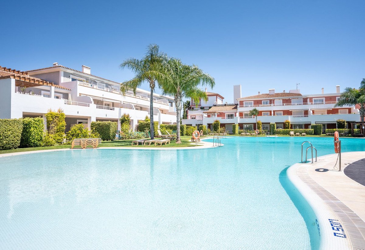 2 Bed Middle Floor Apartment in Estepona