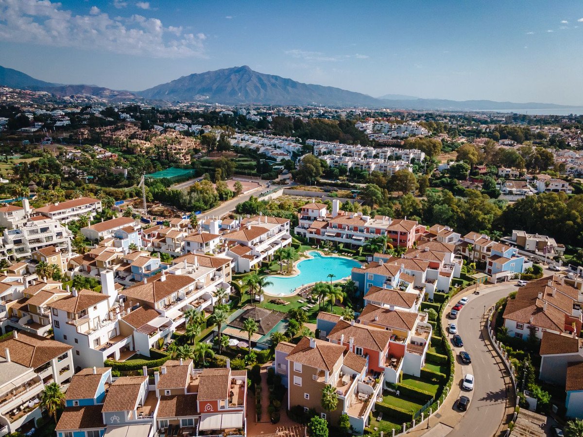 2 Bed Middle Floor Apartment in Estepona