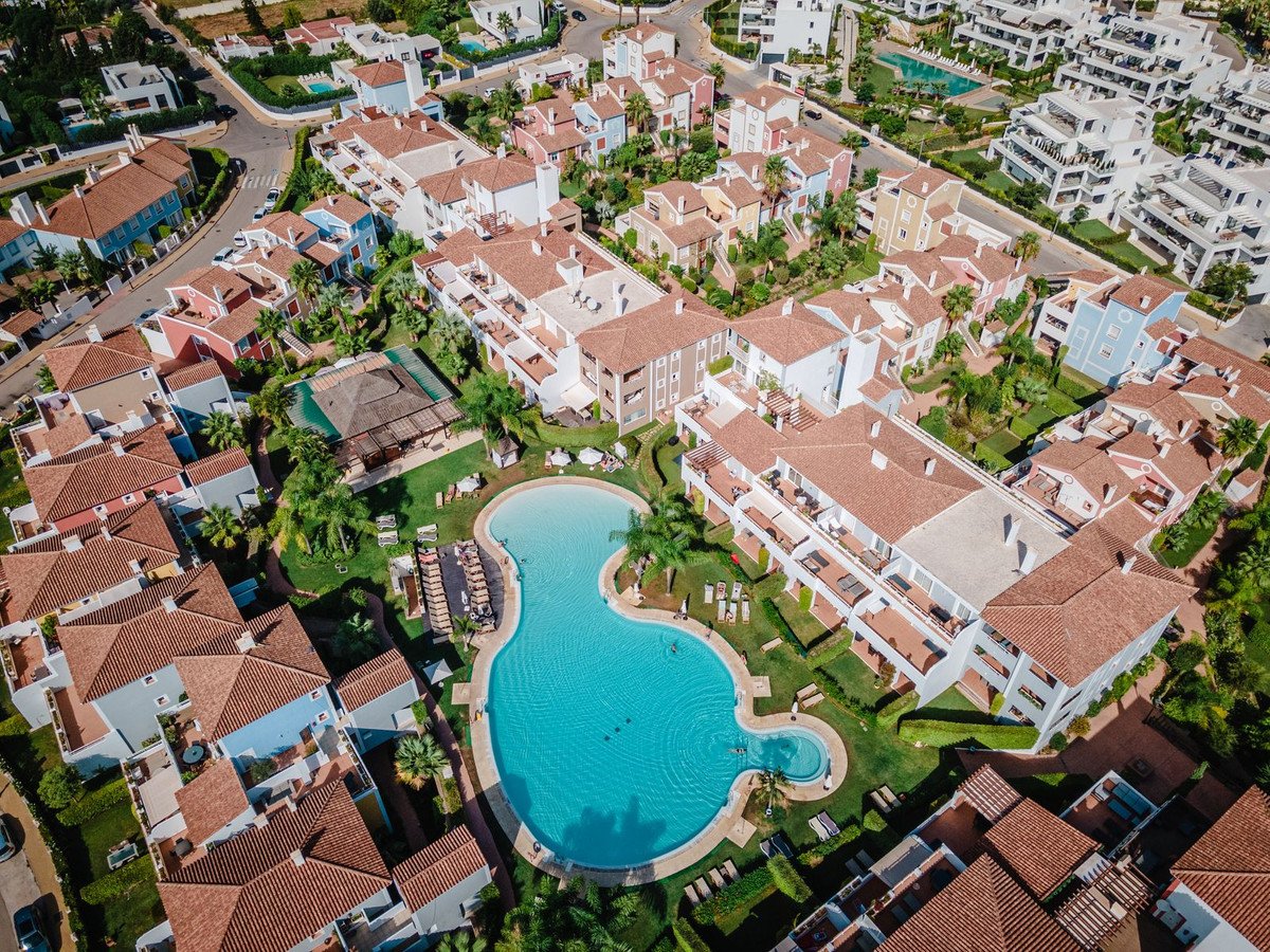 2 Bed Middle Floor Apartment in Estepona