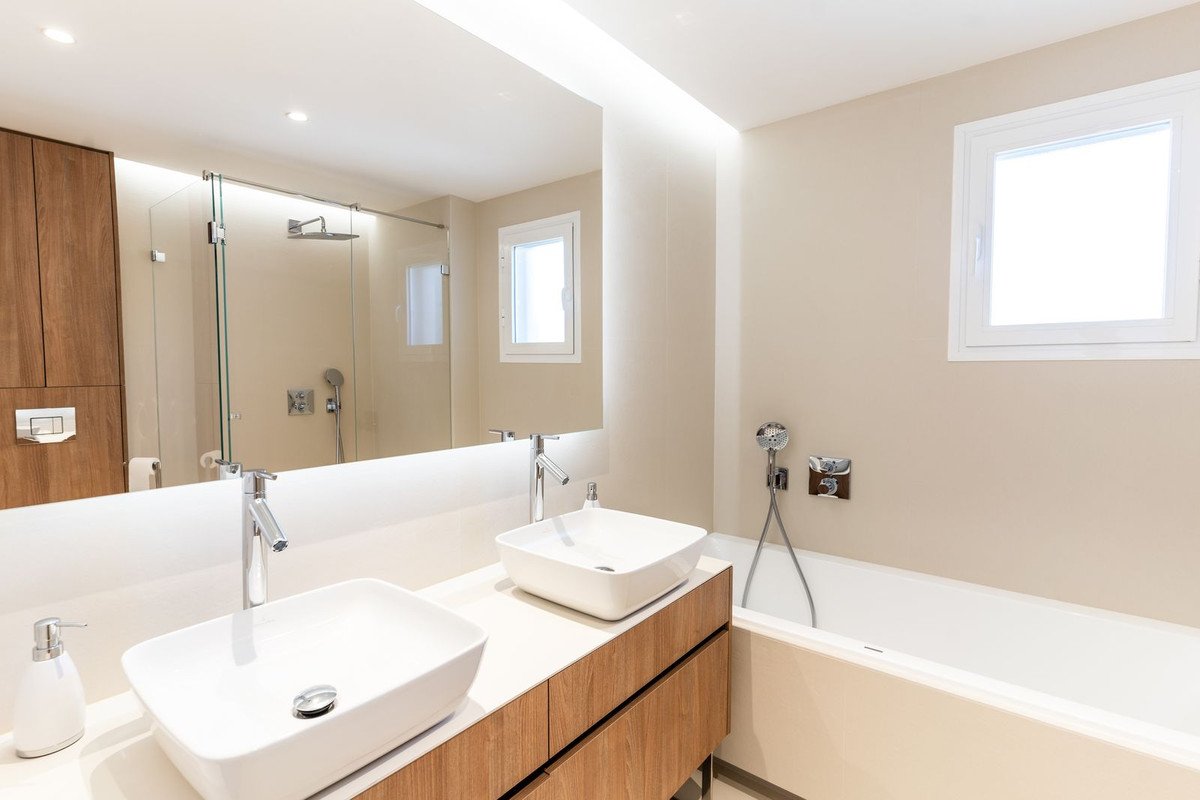 2 Bed Middle Floor Apartment in Estepona