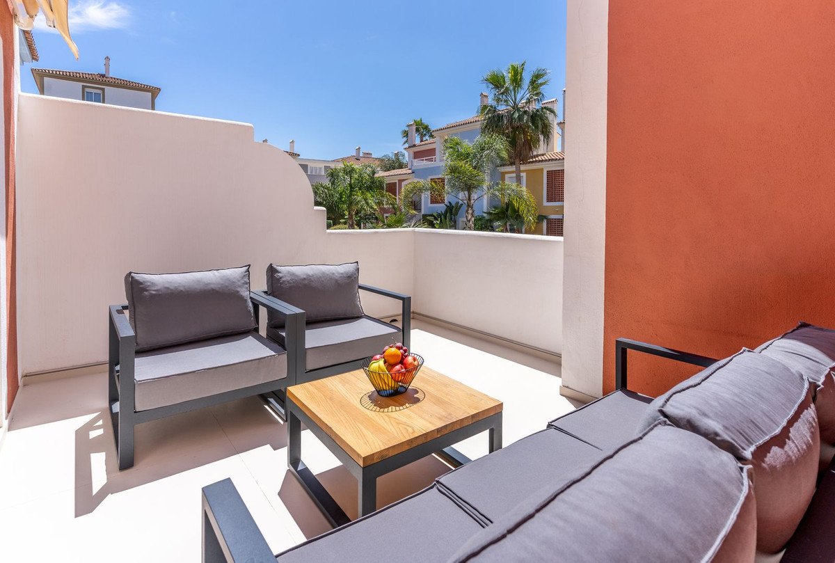 2 Bed Middle Floor Apartment in Estepona