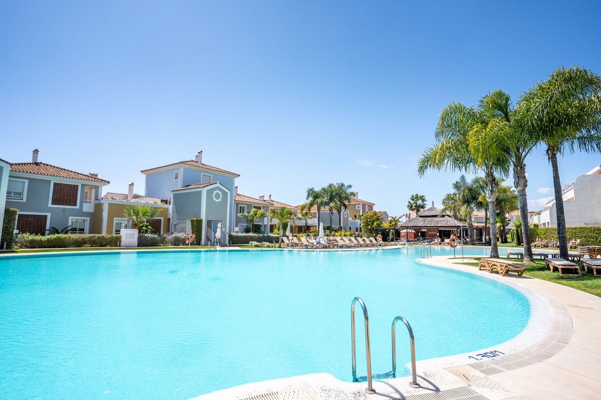 2 Bed Middle Floor Apartment in Estepona