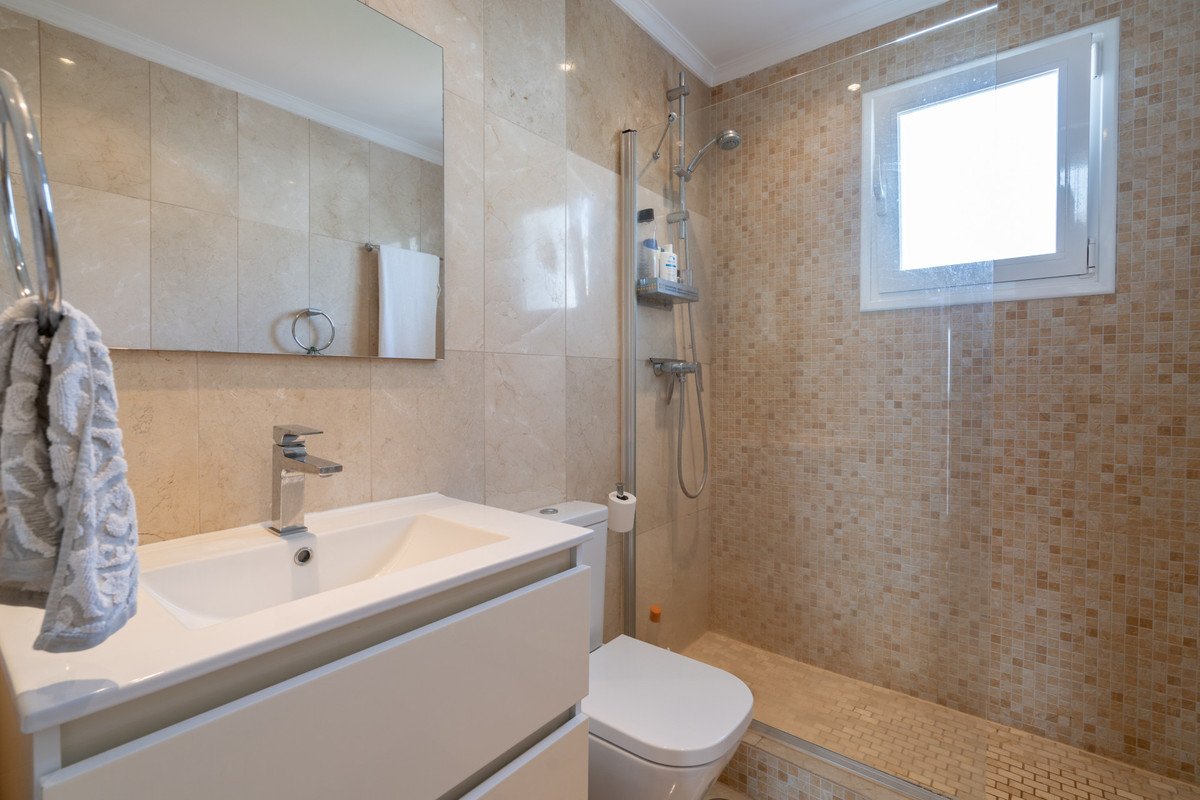 2 Bed Penthouse in El Paraiso