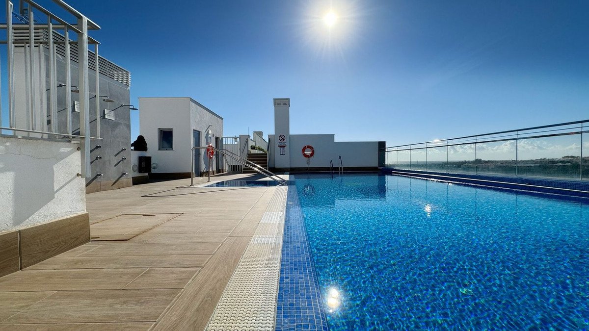 3 Bed Middle Floor Apartment in Nueva Andalucía
