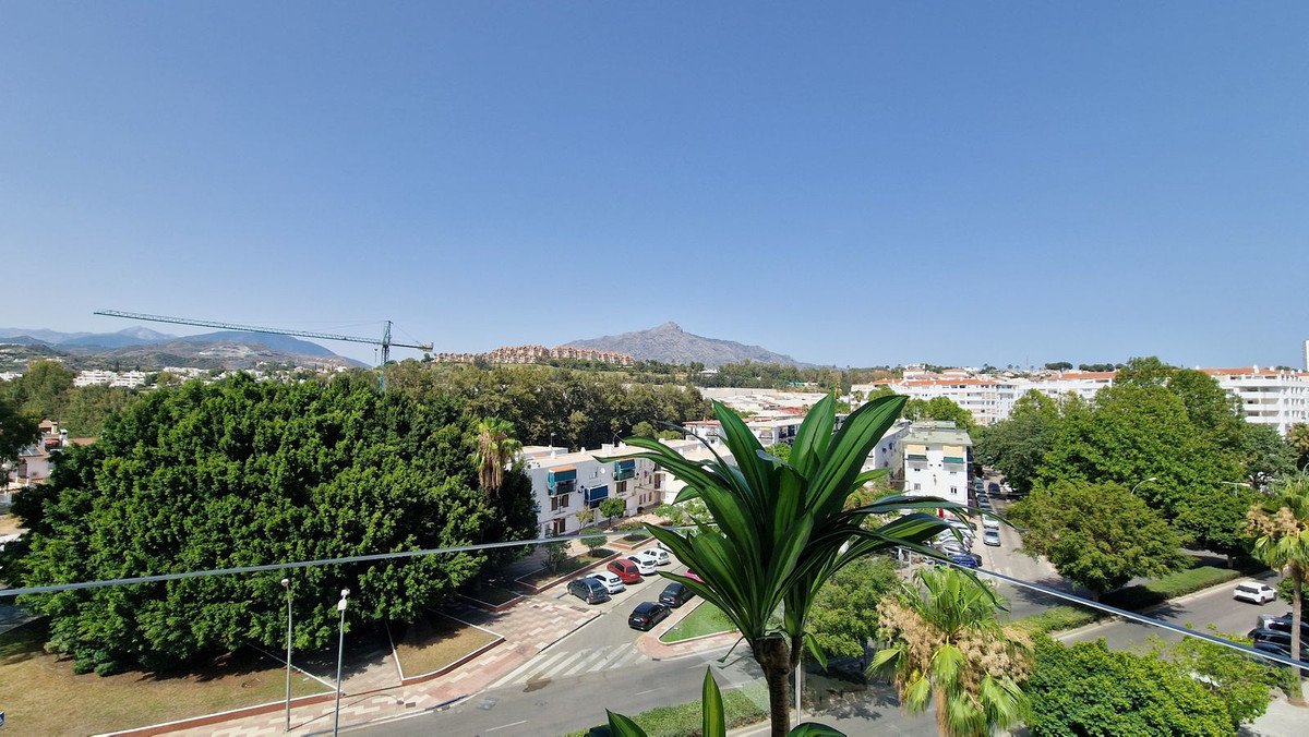 3 Bed Middle Floor Apartment in Nueva Andalucía