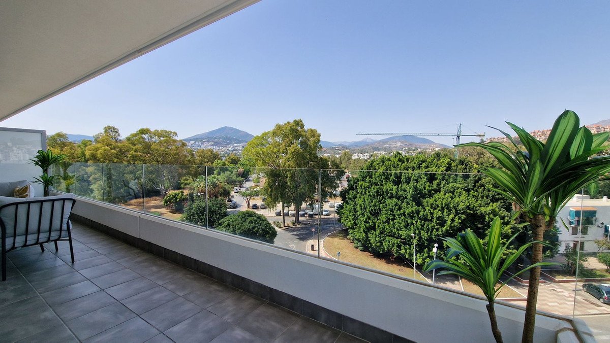 3 Bed Middle Floor Apartment in Nueva Andalucía