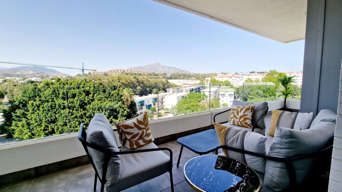 3 Bed Middle Floor Apartment in Nueva Andalucía
